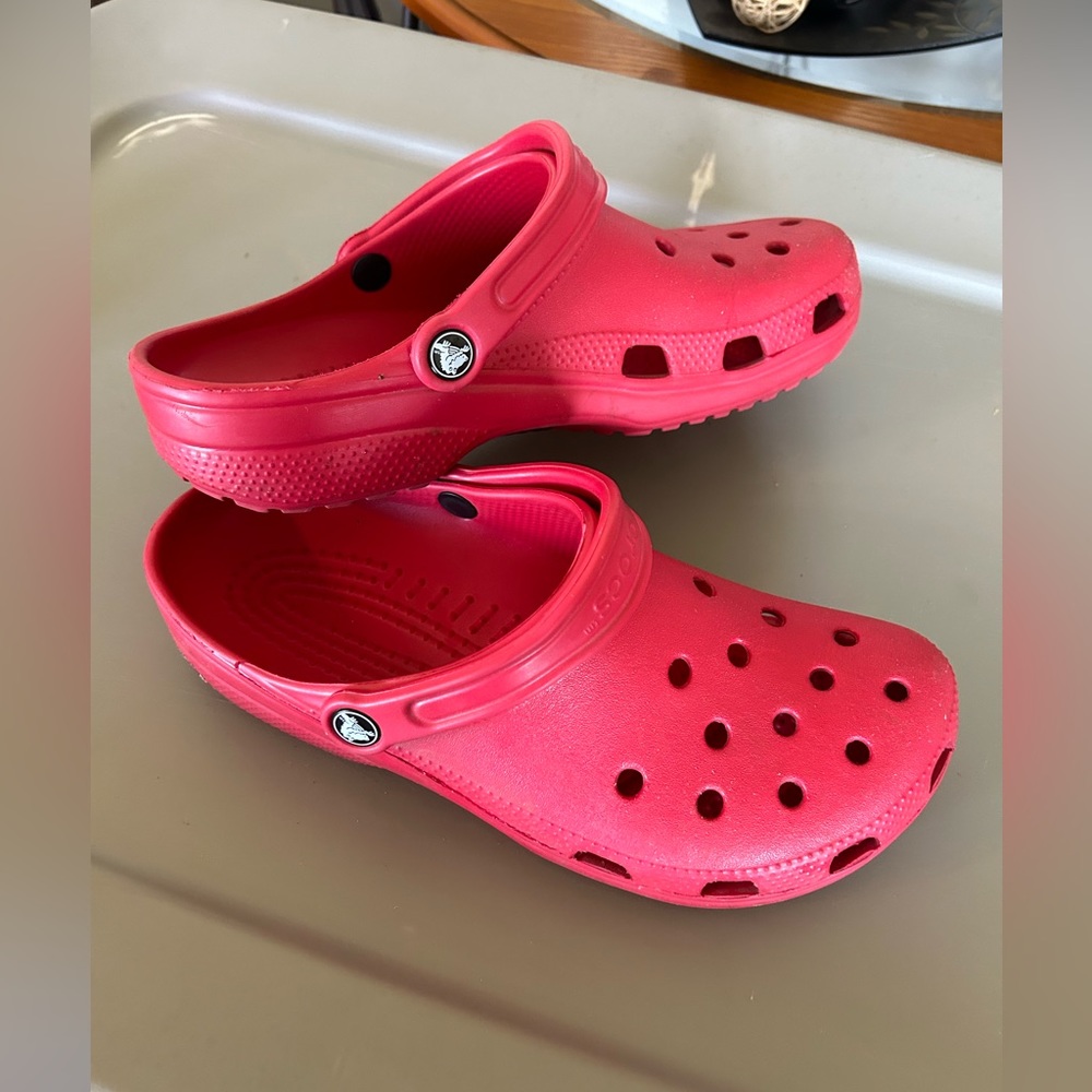 Red Crocs women’s 11